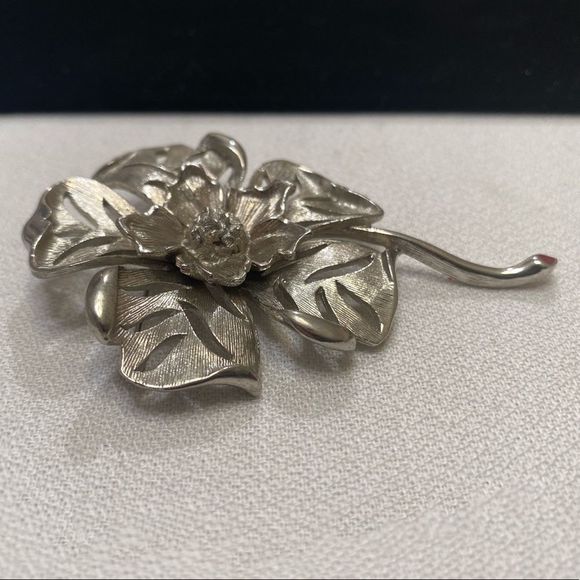 Vintage Silver Dimensional Flower Brooch Or Pin - Picture 9 of 10